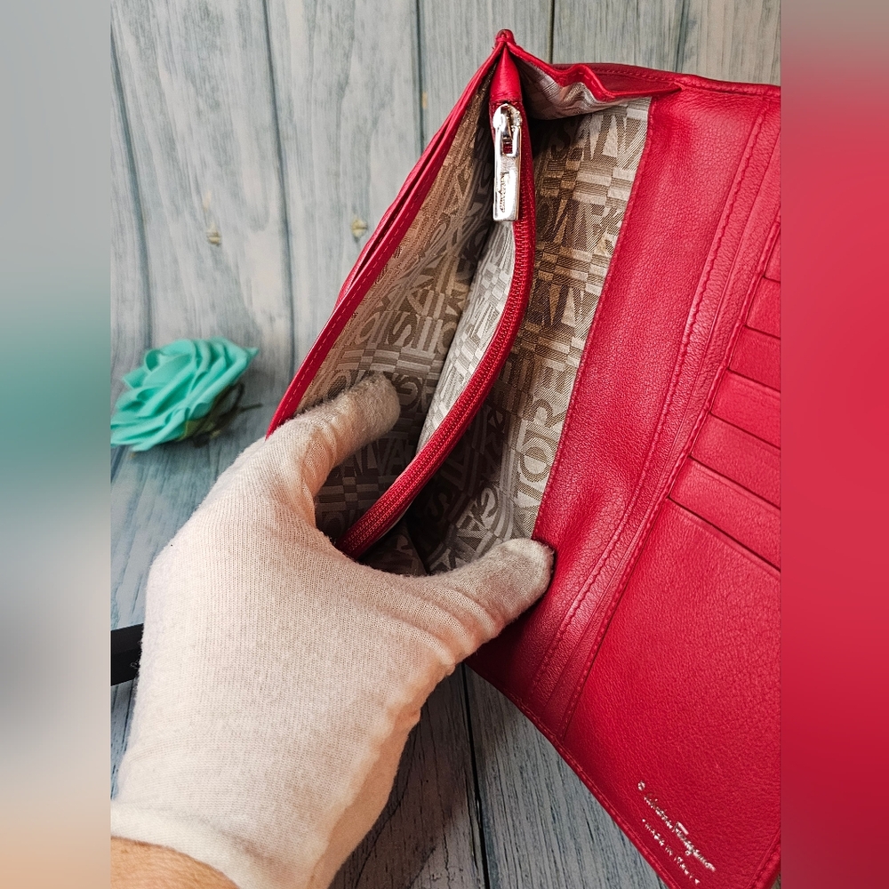 Salvatore Ferragamo Gancio Continental Leather Red Wallet GUC - Picture 5 of 15